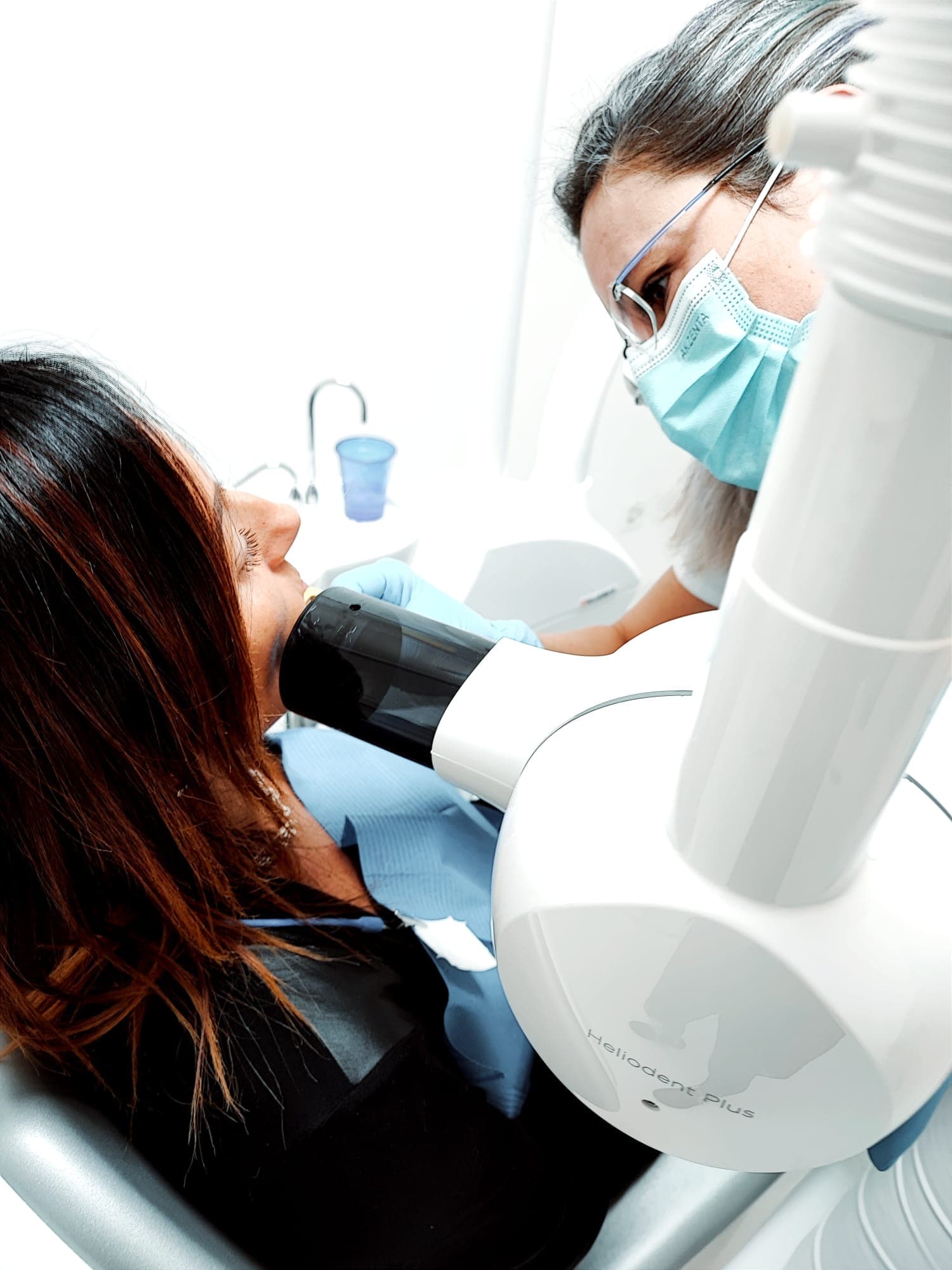 Trattamento dentale con strumentazione professionale